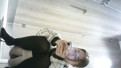 商场女厕全景偷拍多位漂亮小姐姐各种姿势嘘嘘各种美鲍一一呈现 (2)